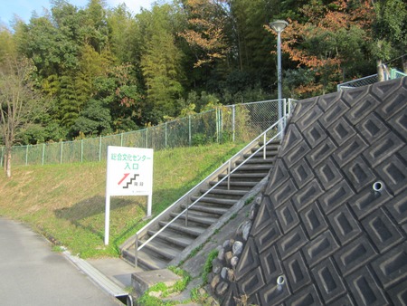C8駐車場から階段を上る写真