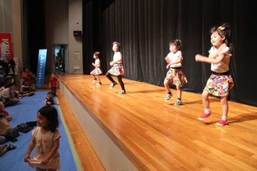 舞台で踊る子ども達の写真