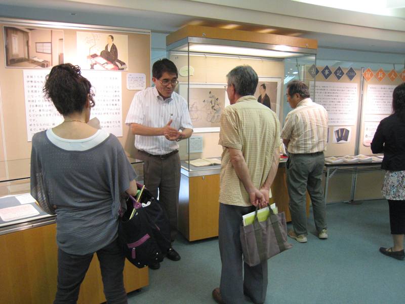 展示解説の様子