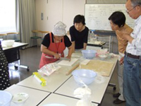 うどん打ち体験の様子