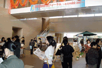 速報配布の様子
