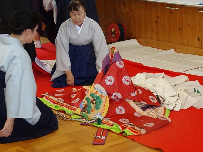学校向け文化体験プログラム 和文化体験学習「平安時代 十二単&束帯の歴史と着装体験」 |事業報告「報告!まなびの現場から」詳細|生涯学習 ...