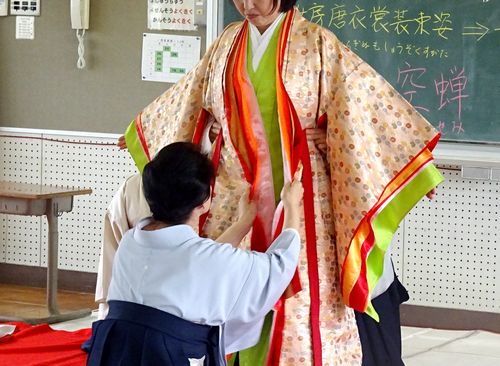 モデルの先生へ十二単を着つける