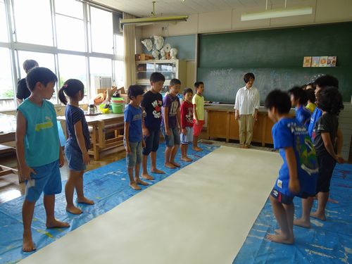 大きな紙を目の前にワクワクがとまらない