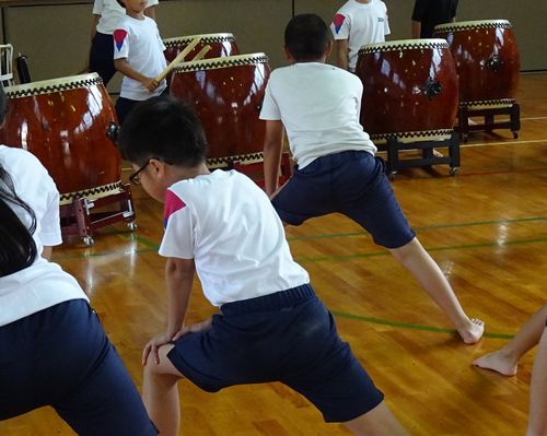 見学のグループも正しい姿勢を練習します。