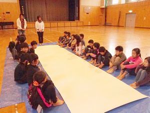 大きな紙を目の前に