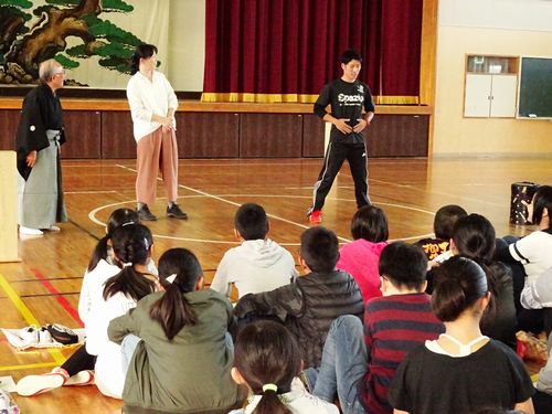 先生も一緒に「笑い」を体験