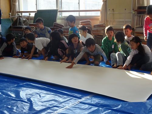 大きな紙を前にわくわくがとまらない！