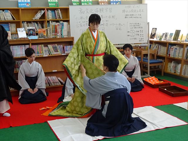 担任の先生が着る十二単