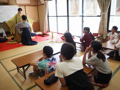 展示のようすをみつめる子どもたち