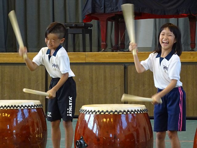 自由に太鼓を叩く