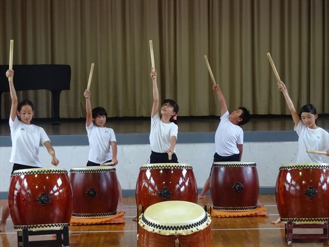 腕はまっすぐ上に