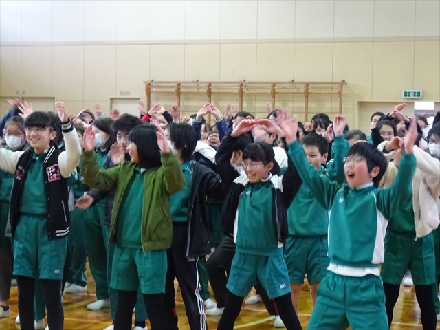 全員で狂言の笑いを体験