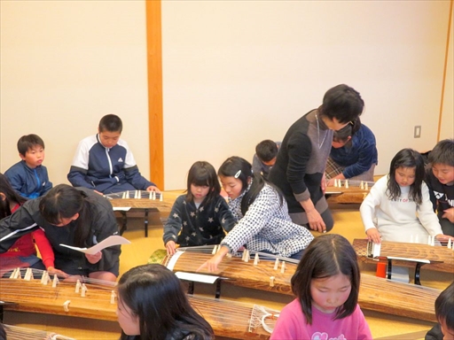 教え合う子ども