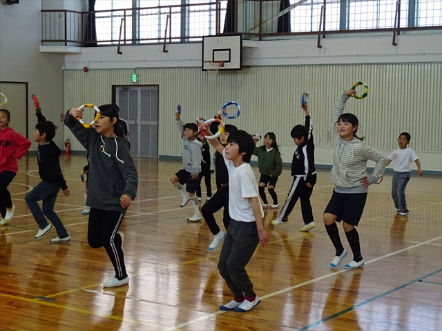輪っかを使ったダンス
