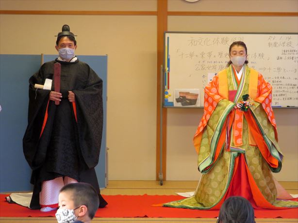 学校向け文化体験プログラム 和文化体験学習『平安時代 十二単&束帯の歴史と着装体験』|事業報告「報告!まなびの現場から」詳細|生涯学習センター ...