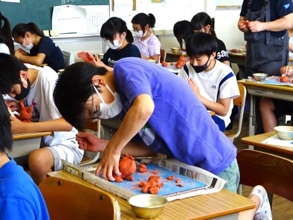 集中して作業する子ども