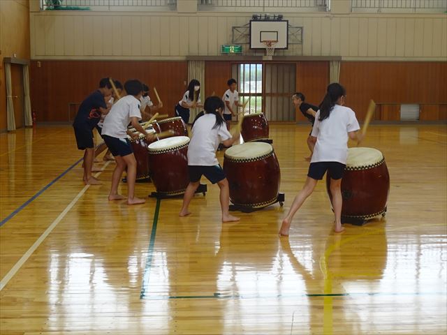 一生懸命に太鼓を叩く子どもたち