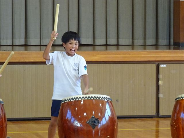 かけ声とともに力一杯太鼓を叩く男の子