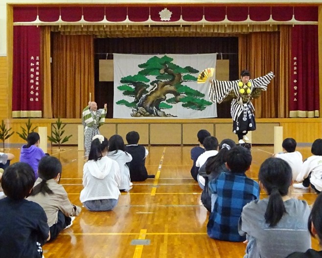 初めて見る狂言の実演に夢中で見とれています