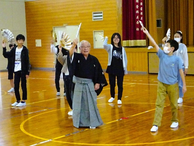 見よう見まねで小舞の所作を体験