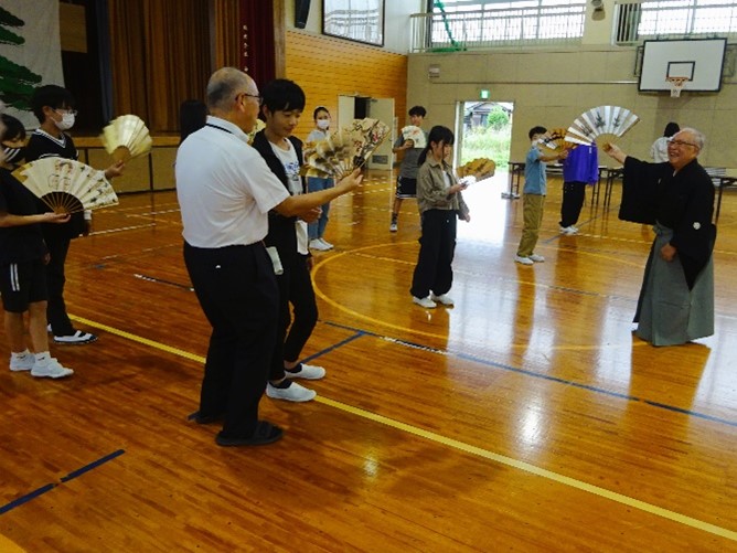 校長先生も急きょ”助手”として演技指導?