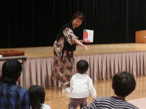 午前中のおはなし会の様子