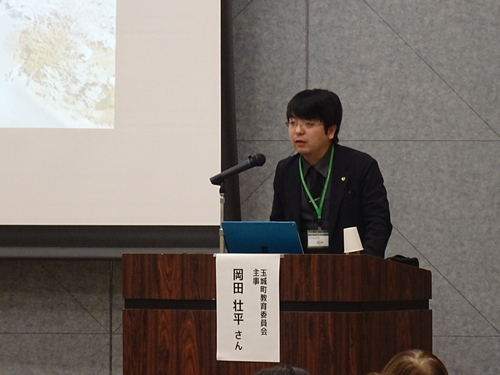 講演する岡田さん