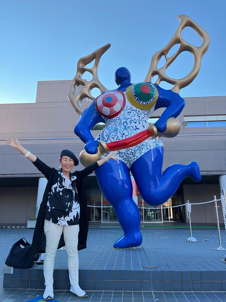 フレンテみえのナナ像と上野さんの写真