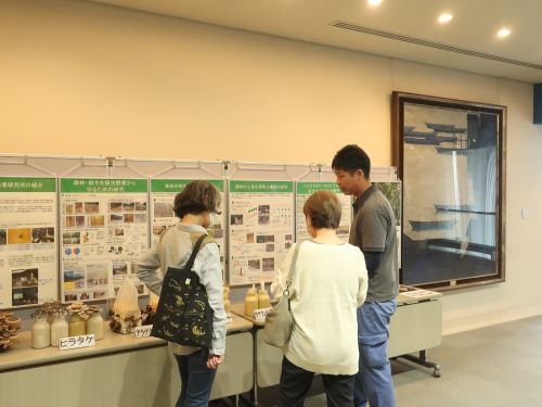 1011ジョイントセミナーホワイエ展示の質問様子