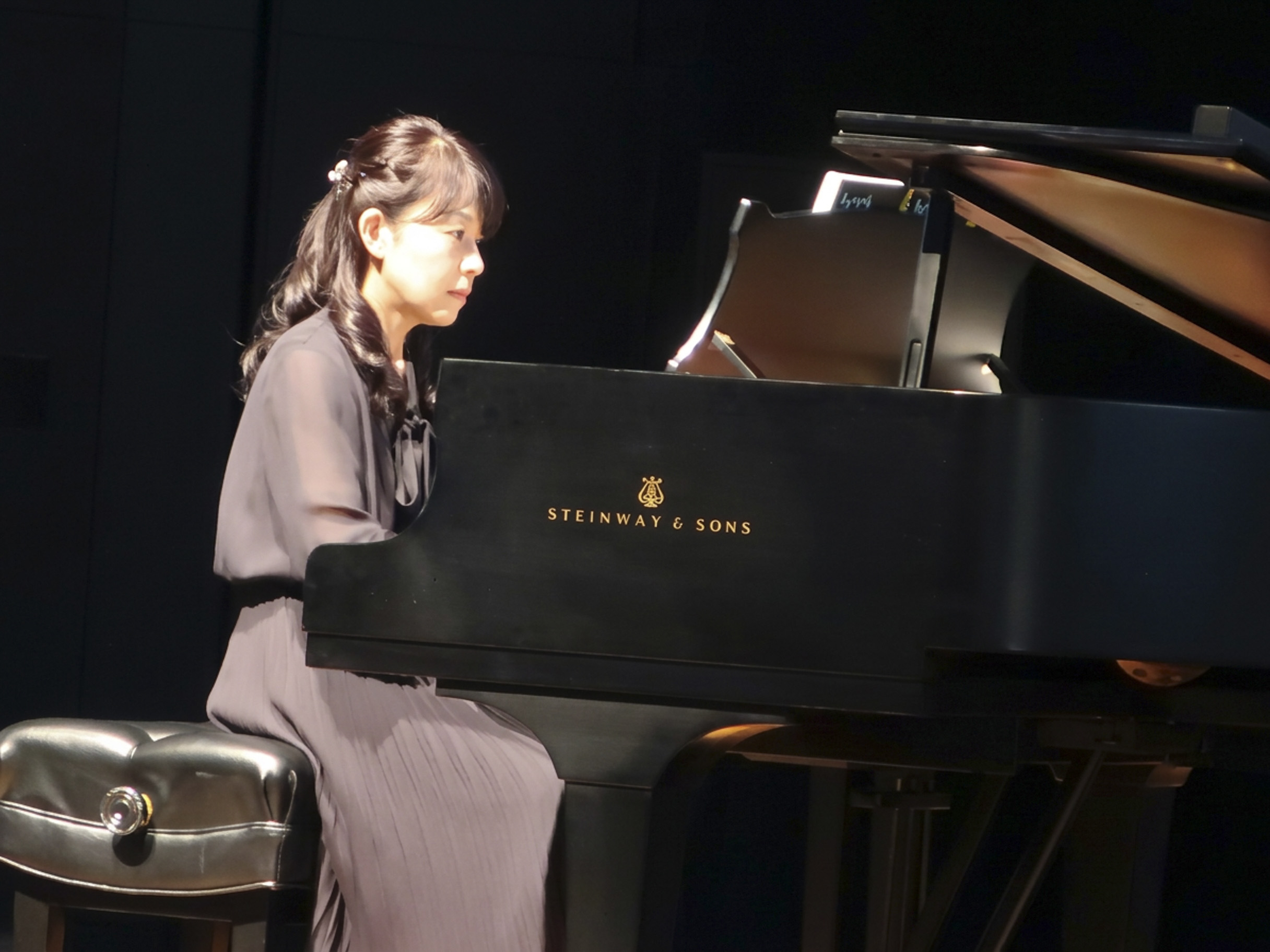 ピアノ演奏の西野愛さん