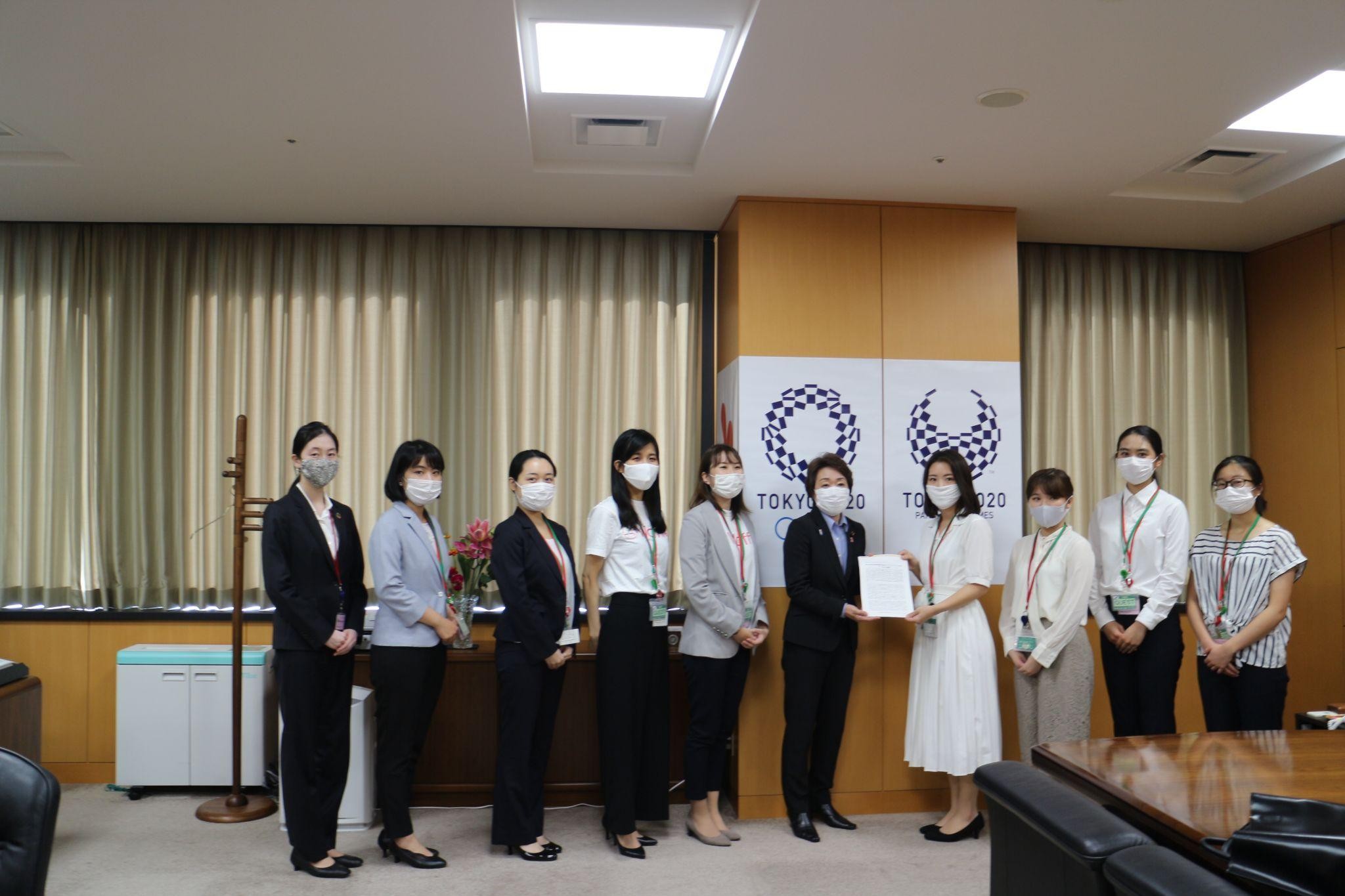 ユース提言を橋本聖子担当大臣（当時）に届けた際の写真