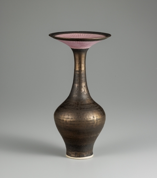 ルーシー・リー　《ブロンズ釉花器》　井内コレクション（国立工芸館寄託）　撮影:品野塁