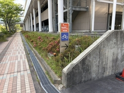 立体駐車場横の駐輪場案内表示